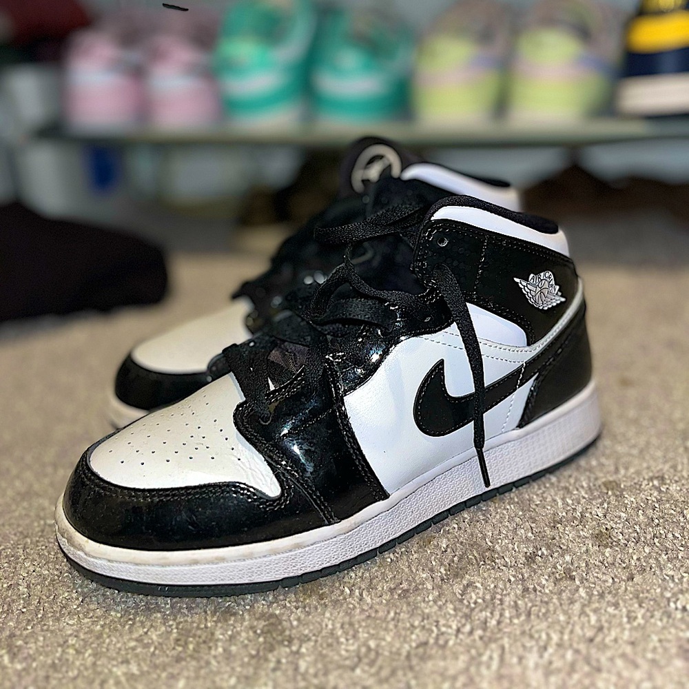 Air Jordan Mid’s Woman Black and White